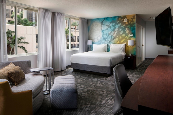 Executive Room, 1 King Bed with Sofa bed | 1 bedroom, in-room safe, desk, iron/ironing board