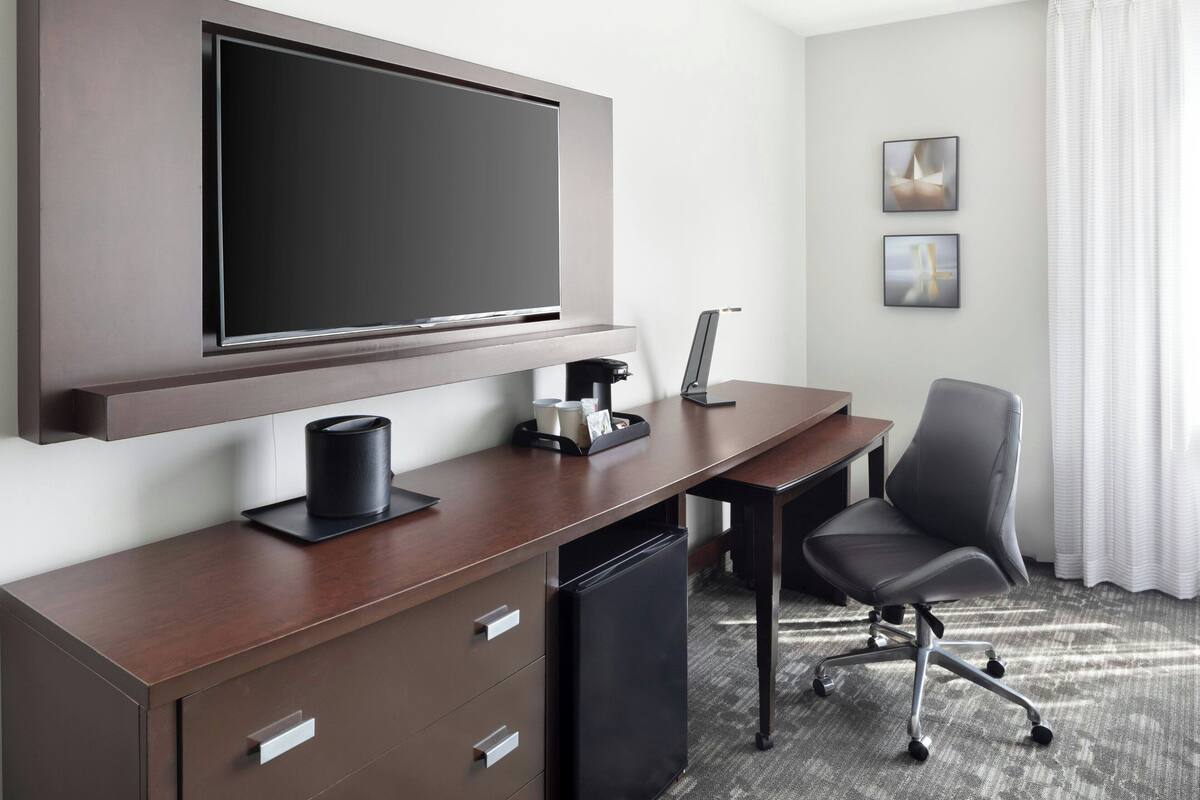 1 bedroom, in-room safe, desk, iron/ironing board