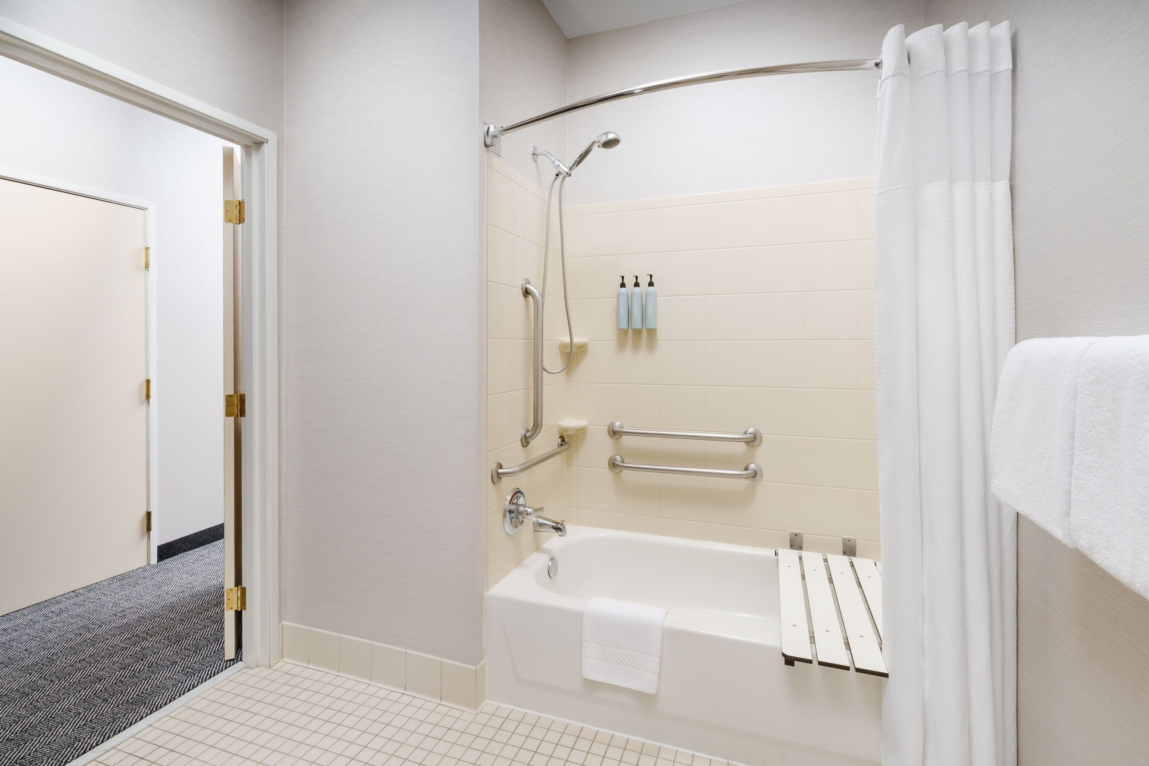 combined shower/bathtub, hair dryer, towels