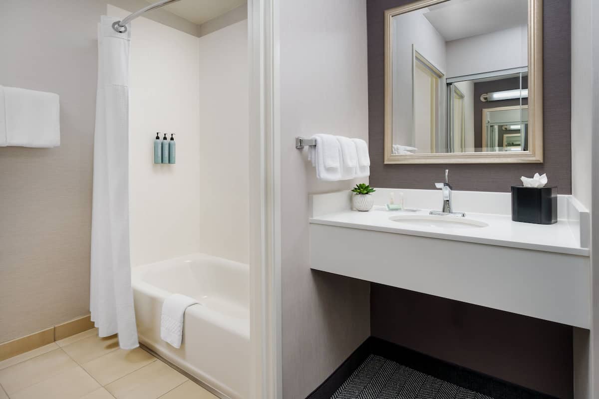 Combined shower/bathtub, hair dryer, towels