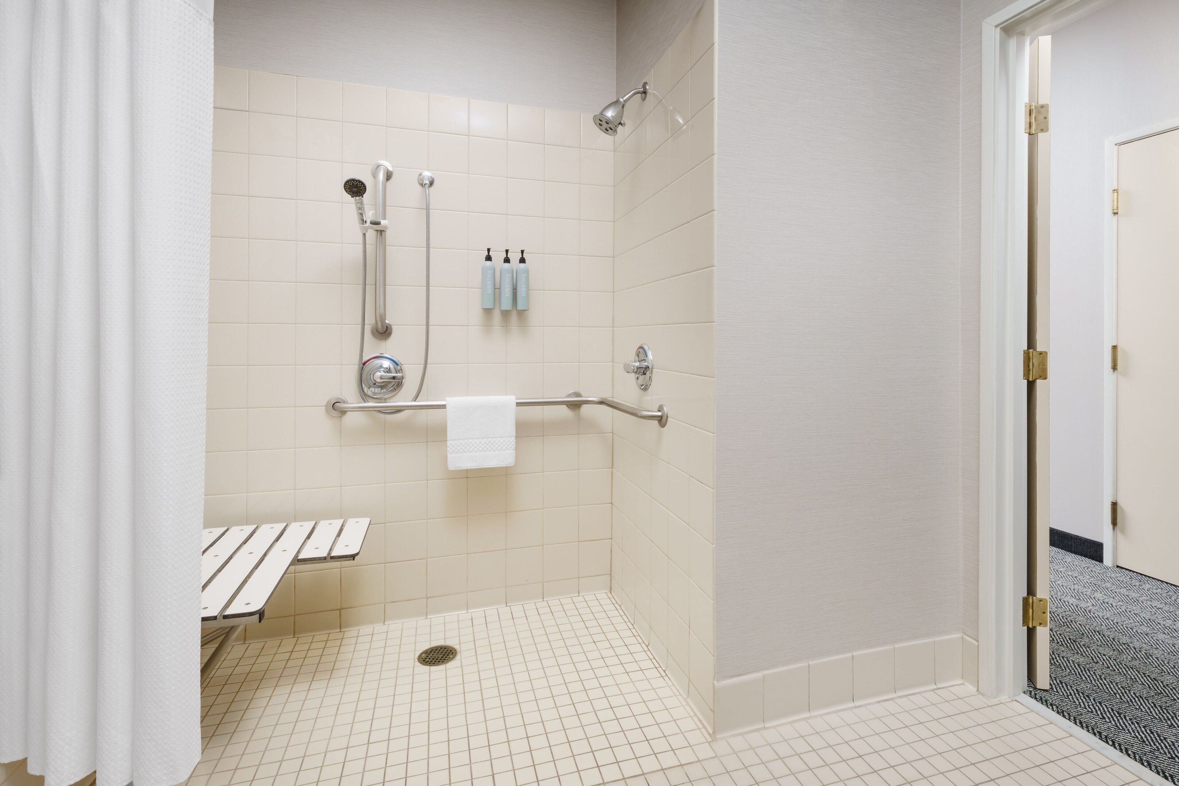 combined shower/bathtub, hair dryer, towels