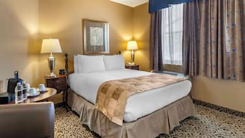 Habitación estándar, 1 cama Queen size, para no fumadores | Escritorio, tabla de planchar con plancha, wifi gratis y ropa de cama