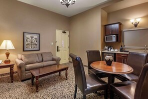 Desk, iron/ironing board, free WiFi, bed sheets - The Parlour Inn, an Ascend Collection Hotel (Stratford)