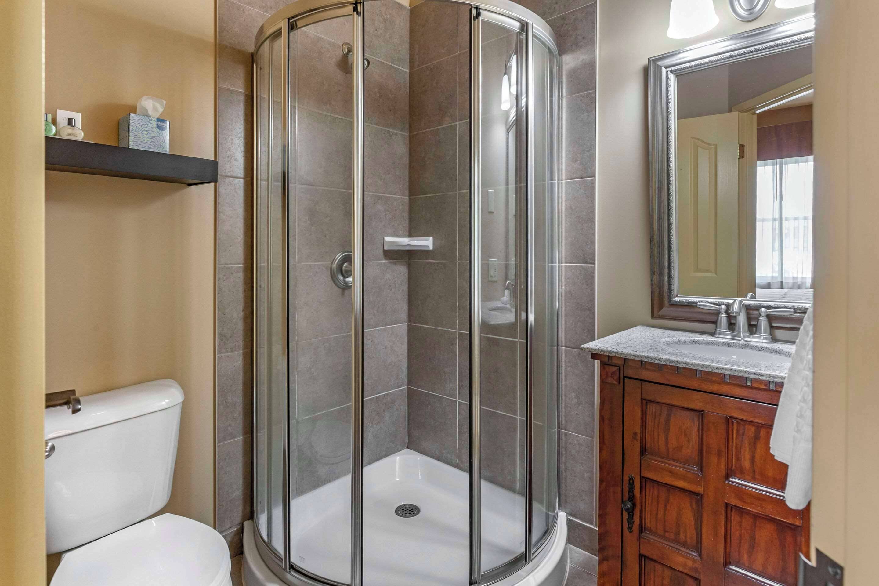 standard room, 1 king bed, non smoking | desk, iron/ironing board, free wifi, bed sheets