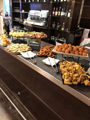 A buffet with various food items and a coffee machine. - Mercure Rome Leonardo da Vinci Airport (Fiumicino)
