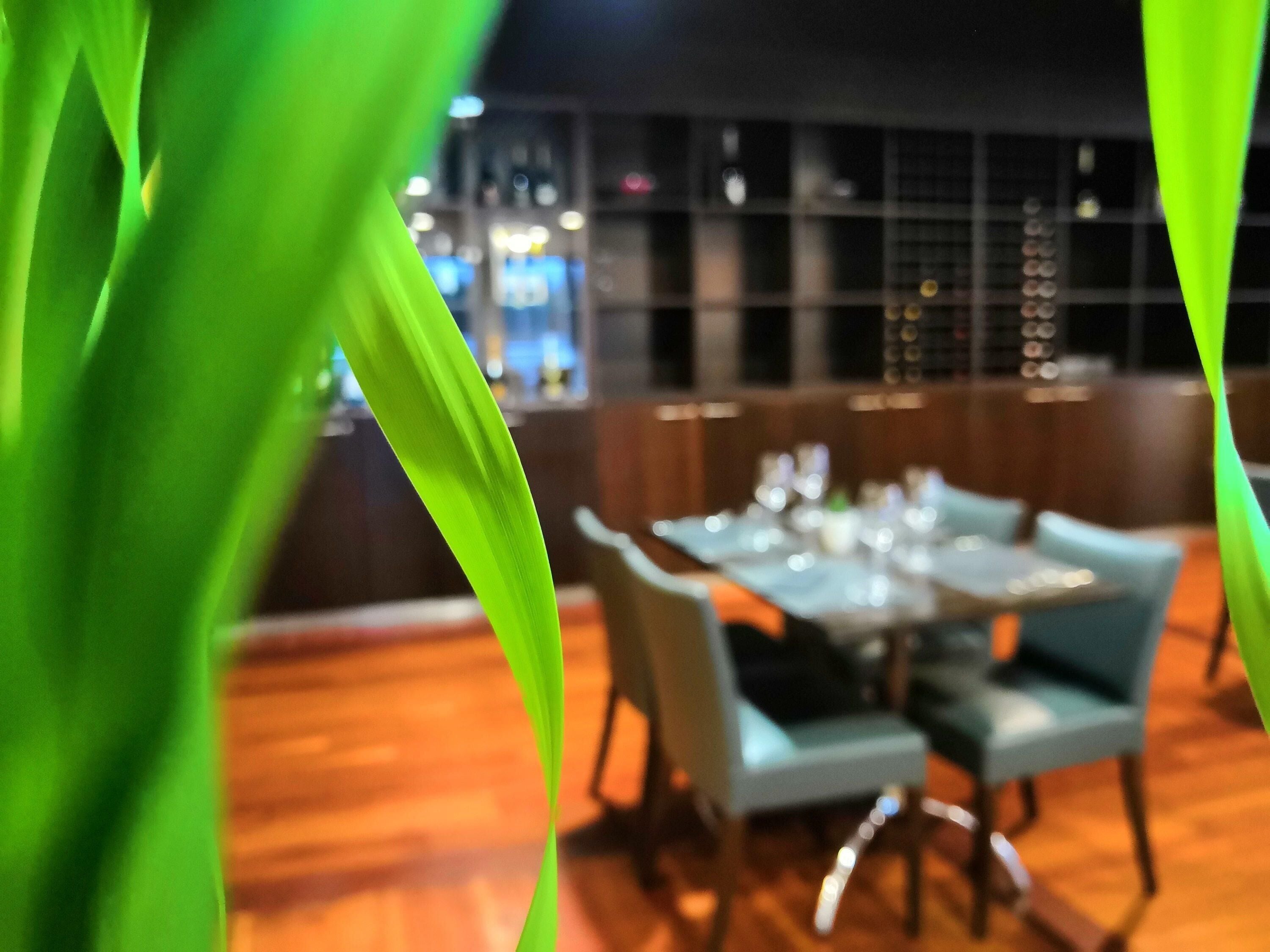 Un restaurant avec un plancher en bois et une table dressée pour deux personnes.