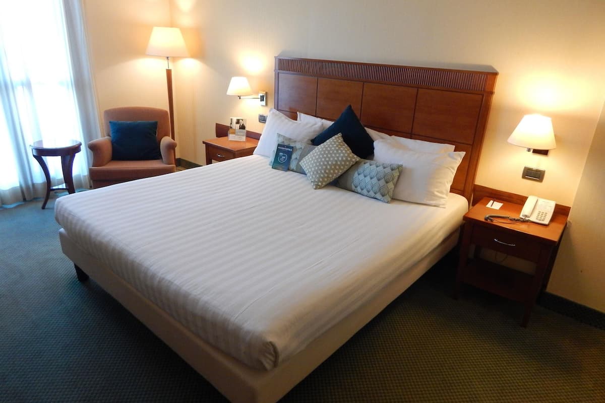 room, 1 queen bed, accessible | premium bedding, minibar, in-room safe, desk