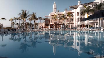 4 outdoor pools, open 9:00 AM to 6:00 PM, pool umbrellas, pool loungers