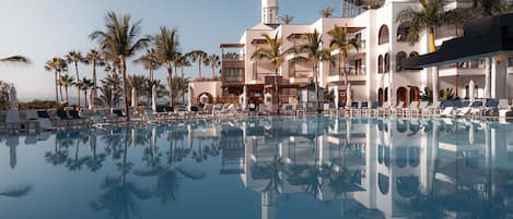 4 piscinas al aire libre, sombrillas, sillones reclinables de piscina