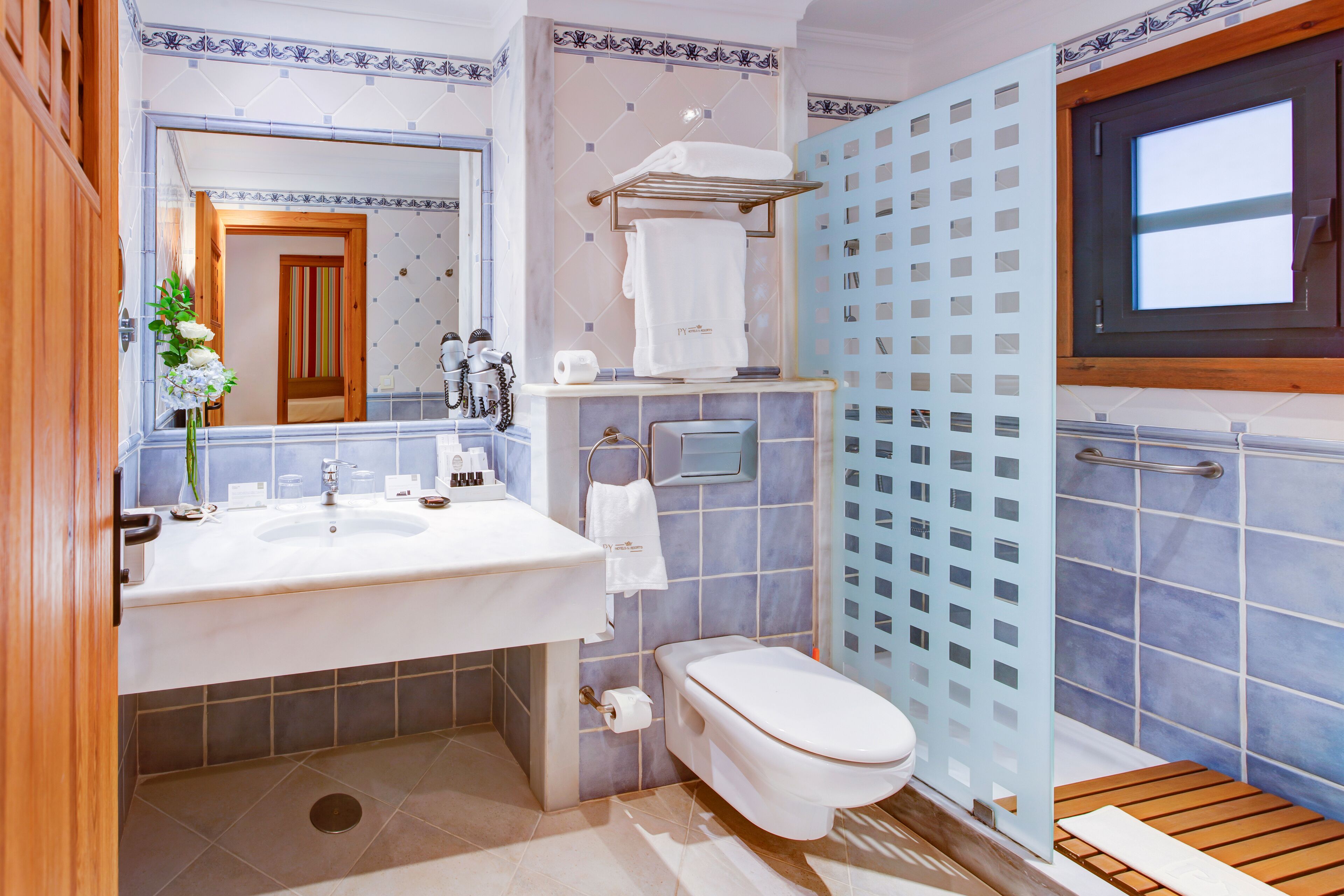 Een badkamer met een wastafel, toilet en douche.
