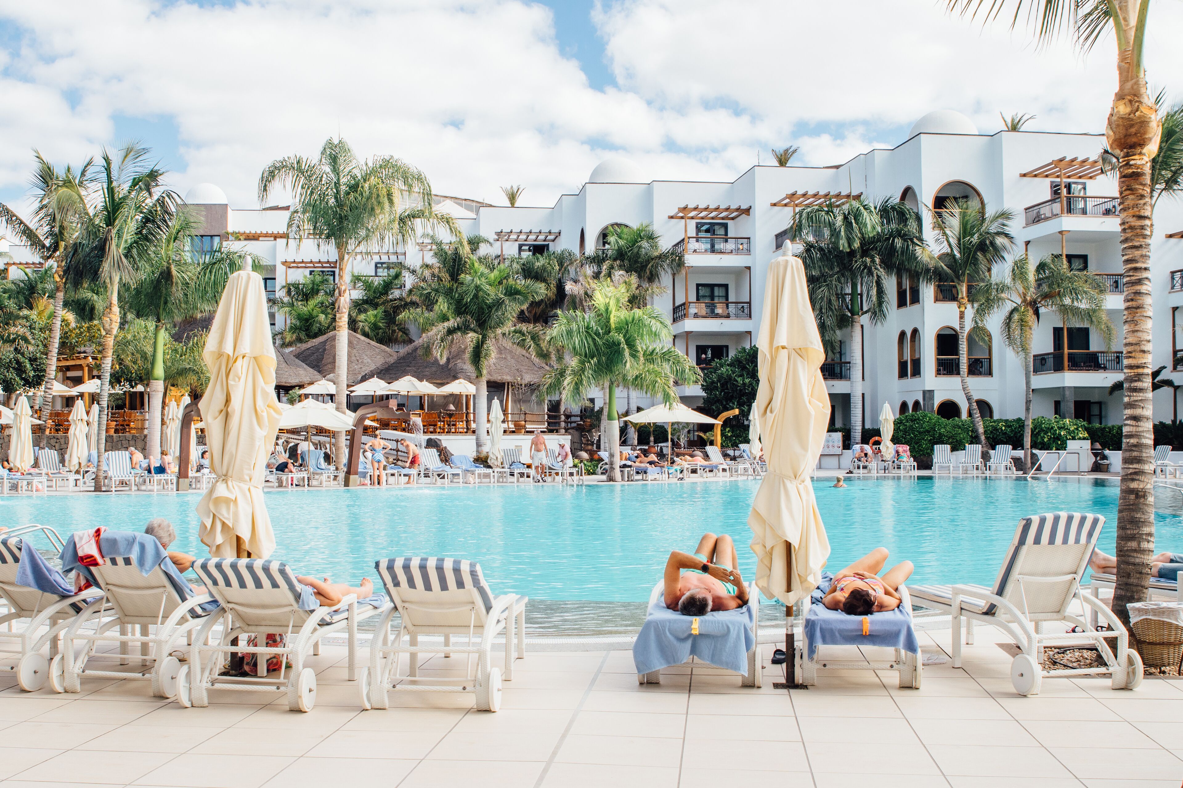 4 座室外游泳池，開放時間為 09:00 至 18:00，提供泳池遮陽傘和日光浴躺椅