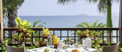 Mesa para dos con vista al mar y a las montañas.