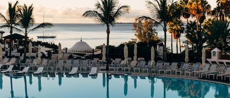 4 AuĂenpools, geöffnet von 09:00 Uhr bis 18:00 Uhr, Sonnenschirme