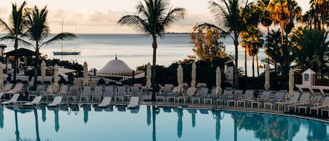 4 piscines extérieures, parasols de plage, chaises longues