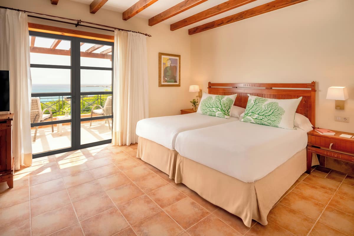 Superior kamer, 1 twee- of 2 eenpersoonsbedden, uitzicht op zee | Luxe beddengoed, een minibar, een kluis op de kamer, een bureau