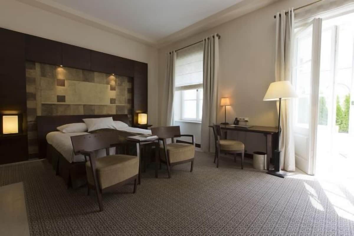 1 bedroom, hypo-allergenic bedding, minibar, in-room safe