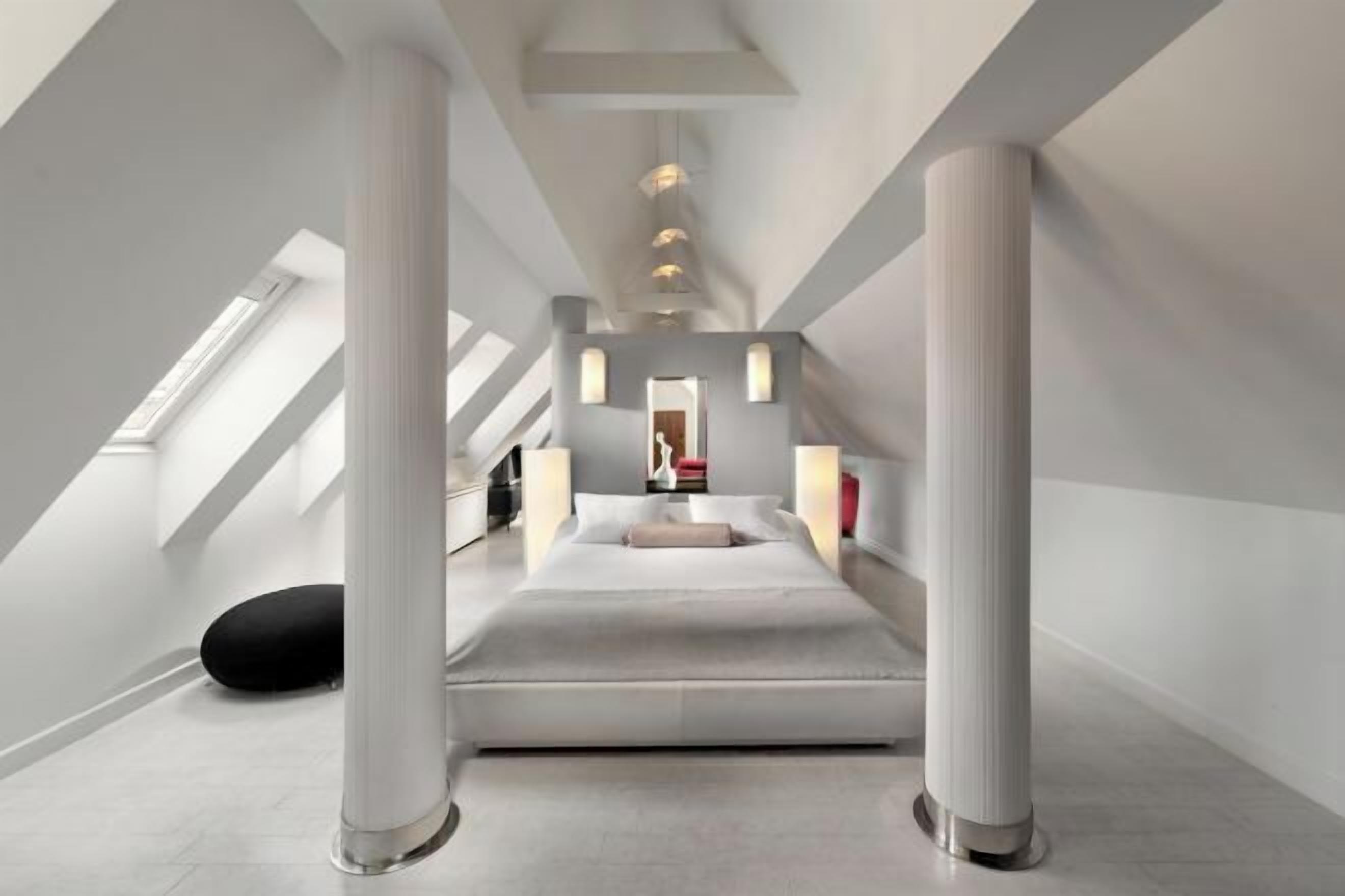 Ropa de cama hipoalergénica, minibar, caja fuerte y escritorio