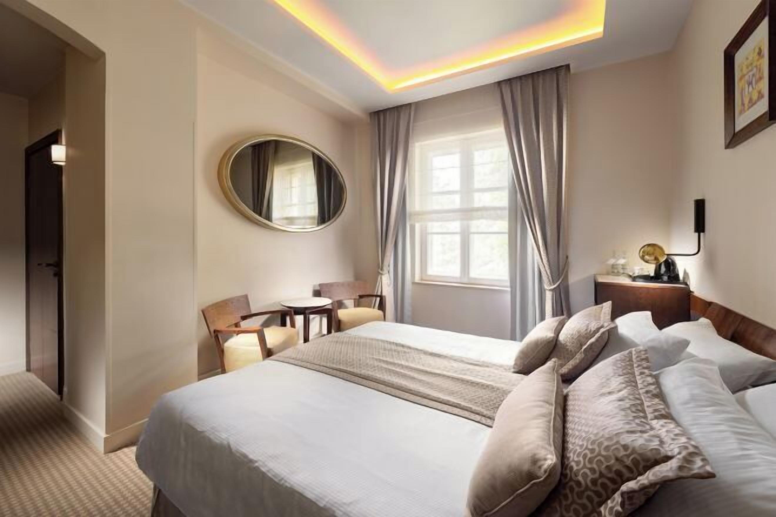 Hypo-allergenic bedding, minibar, in-room safe, desk