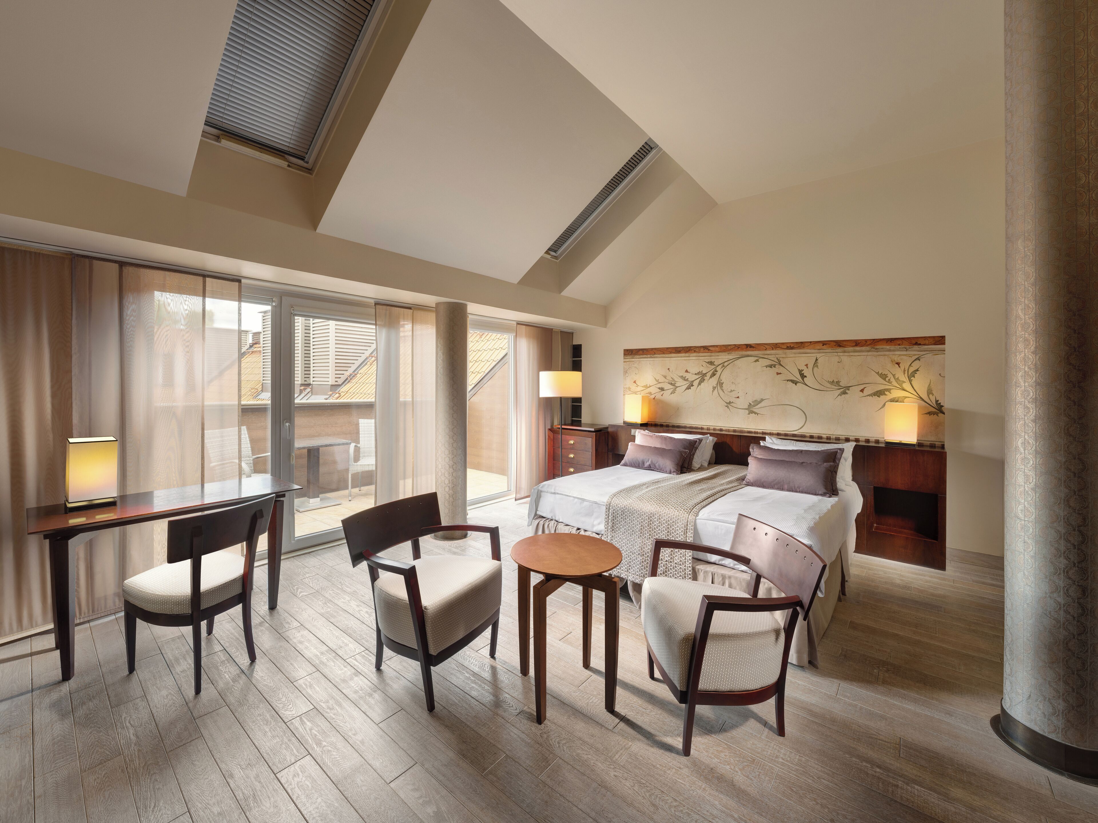 Habitación Deluxe, 1 cama de matrimonio grande | Ropa de cama hipoalergénica, minibar, caja fuerte y escritorio