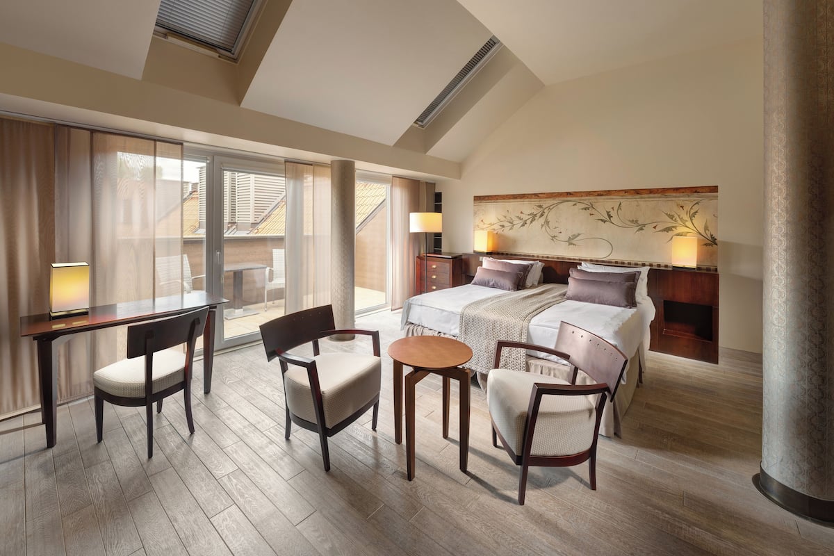 Deluxe Room, 1 King Bed | 1 bedroom, hypo-allergenic bedding, minibar, in-room safe