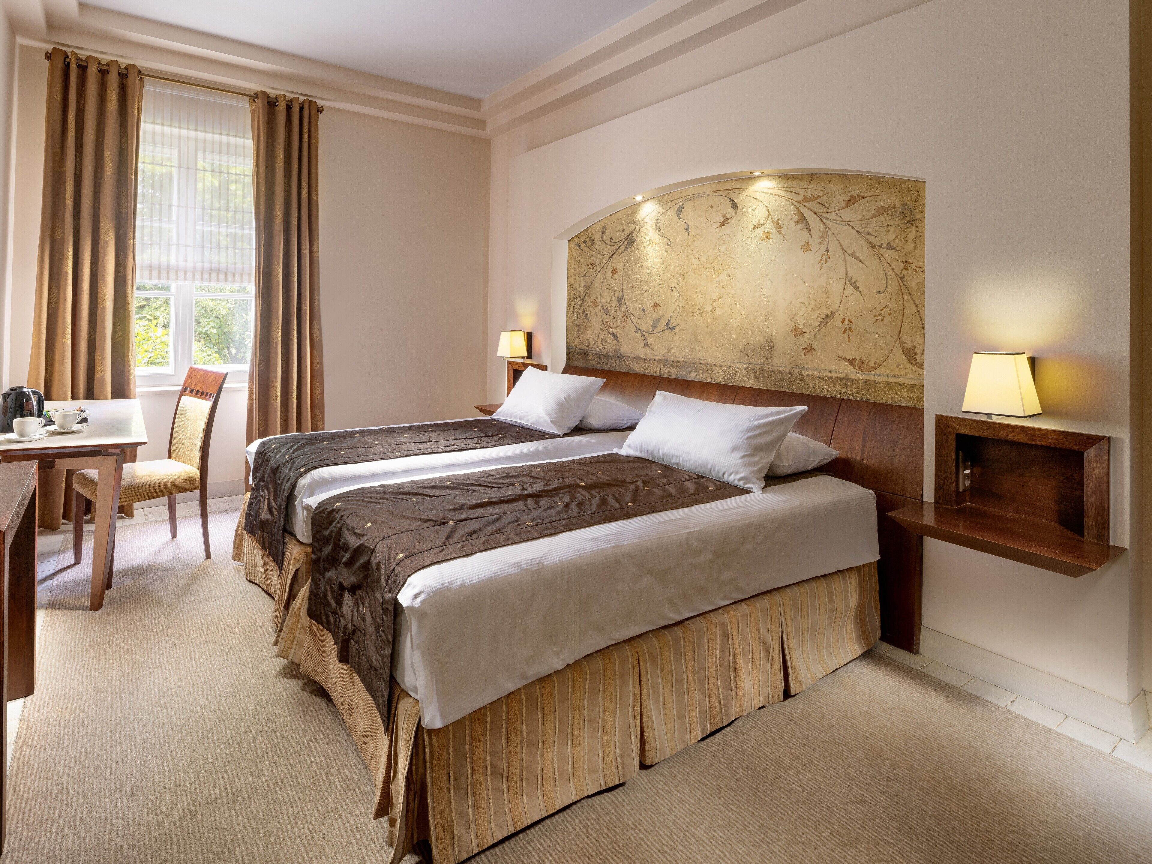 Habitación superior, 2 camas individuales | Ropa de cama hipoalergénica, minibar, caja fuerte y escritorio