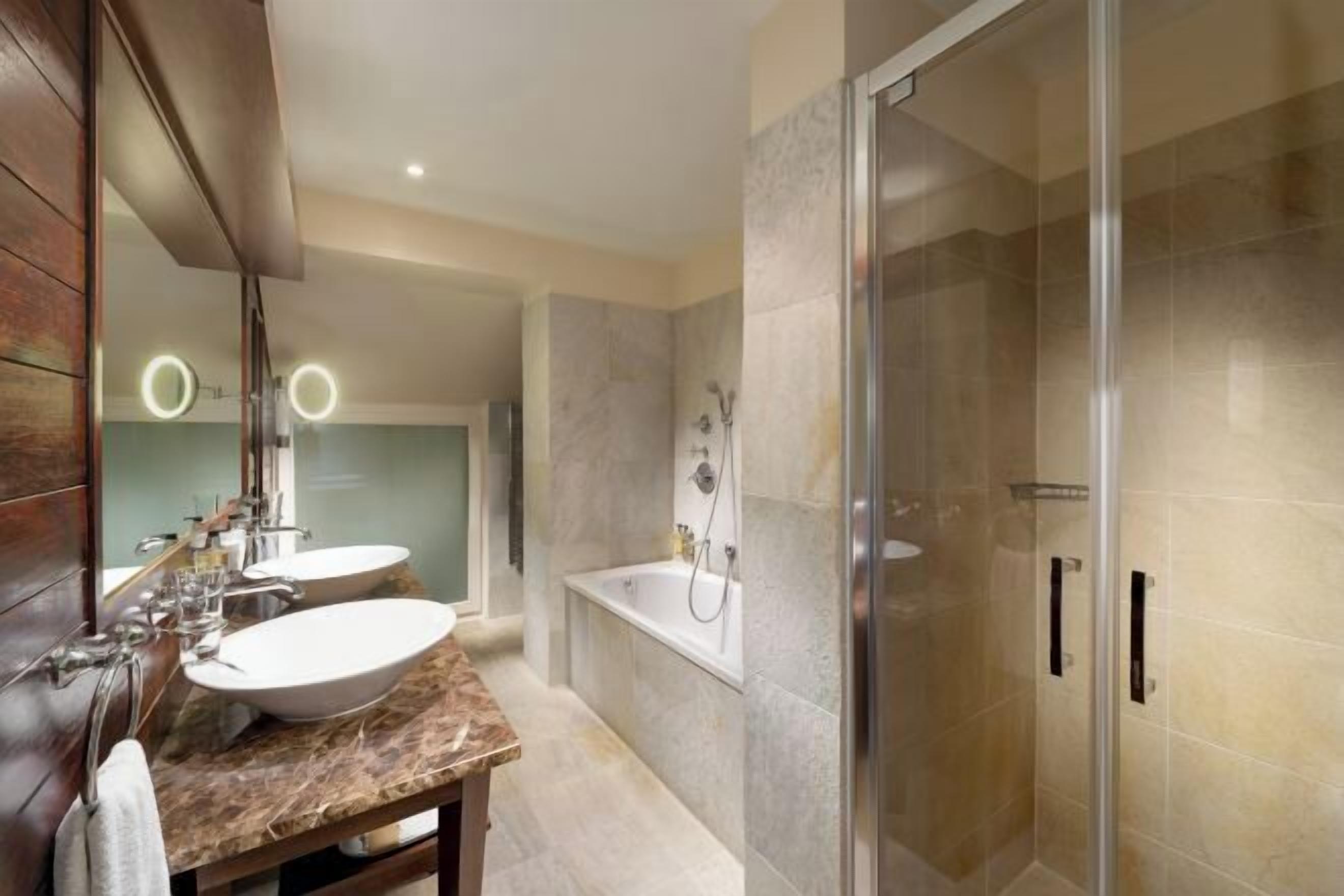Bathroom | Combined shower/bathtub, free toiletries, hair dryer, bathrobes