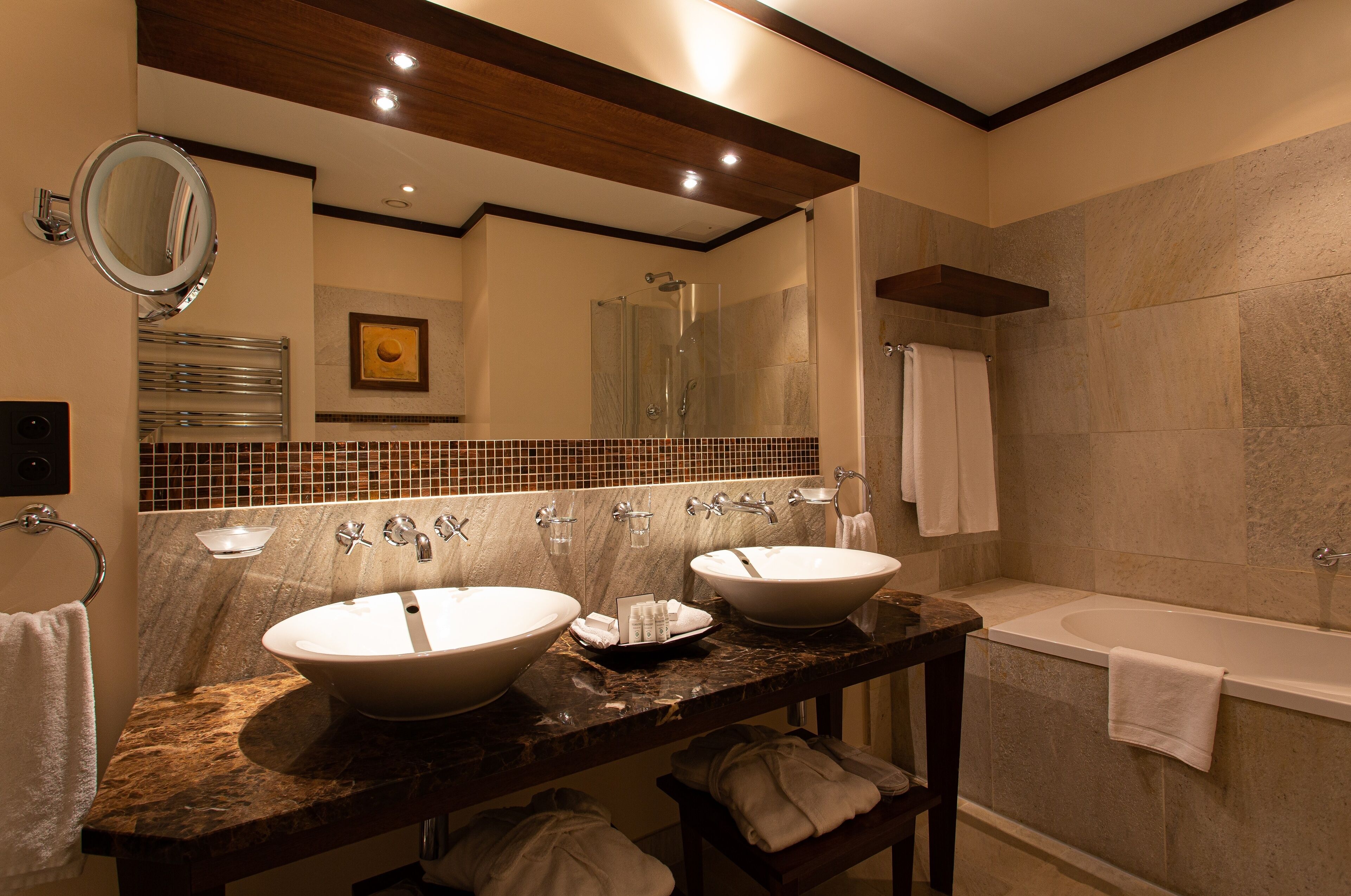 family room, multiple beds | bathroom | combined shower/bathtub, free toiletries, hair dryer, bathrobes