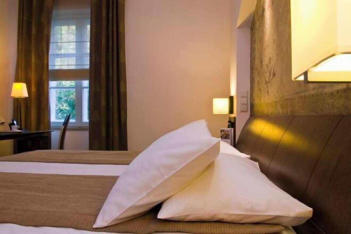 1 bedroom, hypo-allergenic bedding, minibar, in-room safe