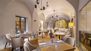 Petit déjeuner, déjeuner et dîner servis sur place