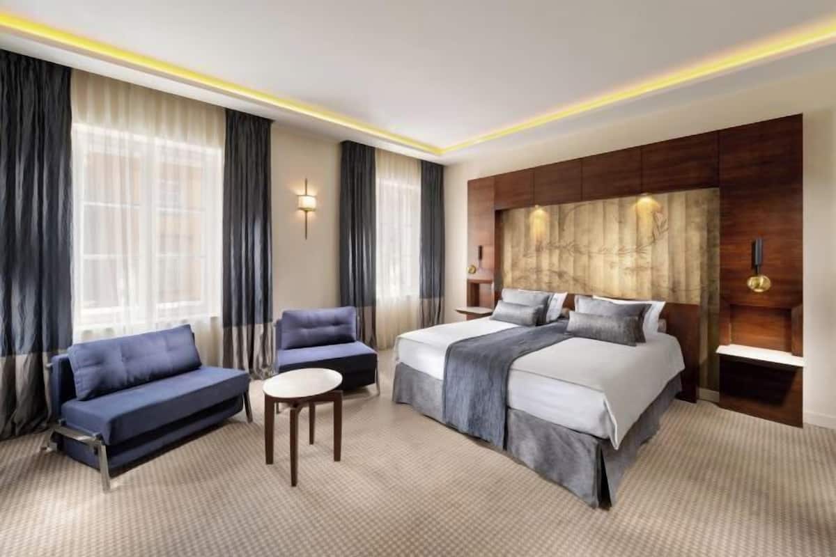 Hypo-allergenic bedding, minibar, in-room safe, desk