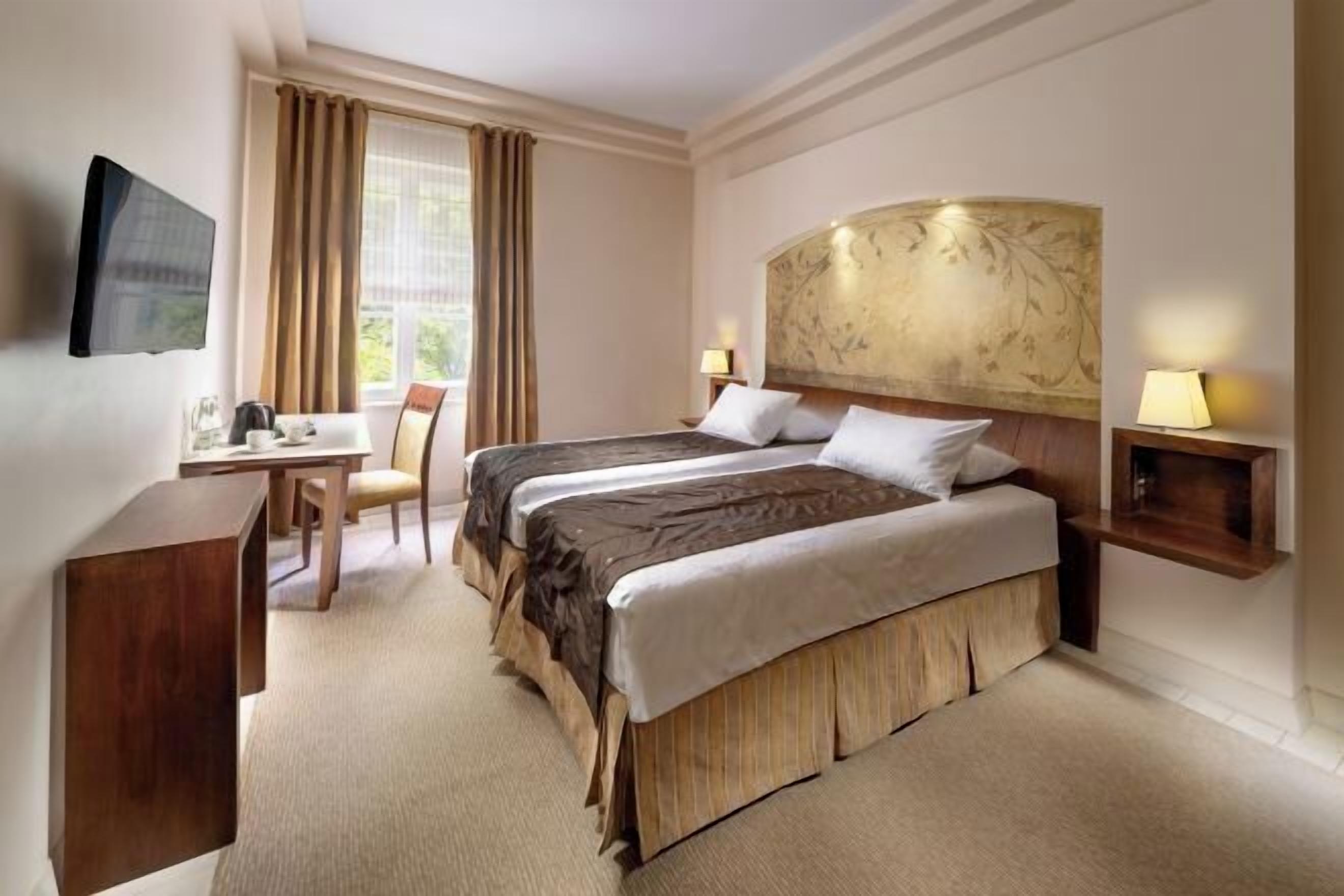 Ropa de cama hipoalergénica, minibar, caja fuerte y escritorio