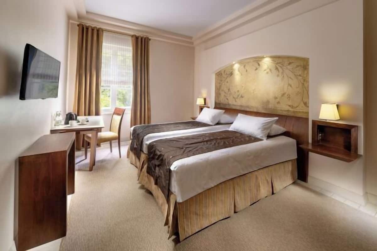 Hypo-allergenic bedding, minibar, in-room safe, desk