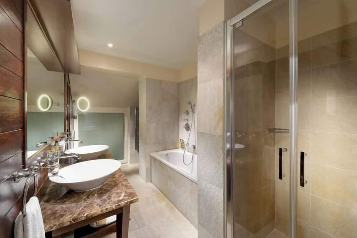 Bathroom | Combined shower/tub, free toiletries, hair dryer, bathrobes