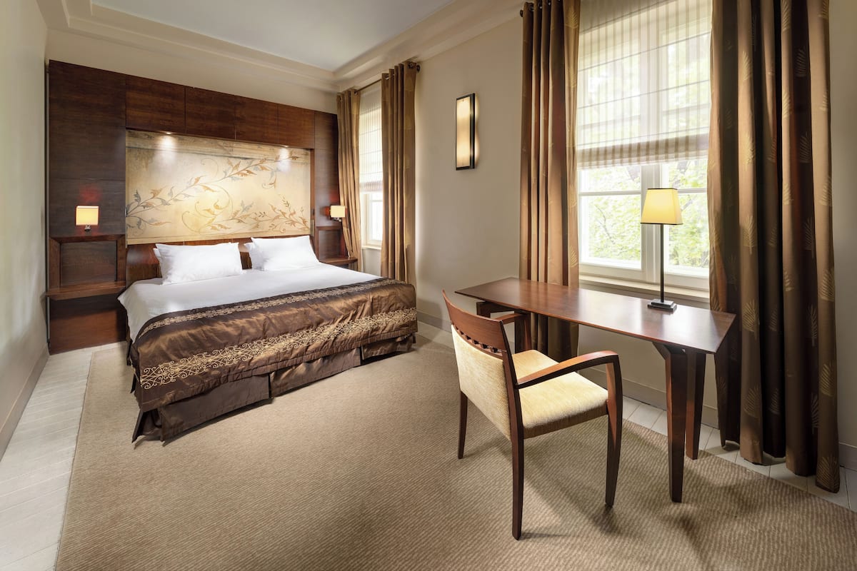 Suite (Le Regina) | 1 bedroom, hypo-allergenic bedding, minibar, in-room safe