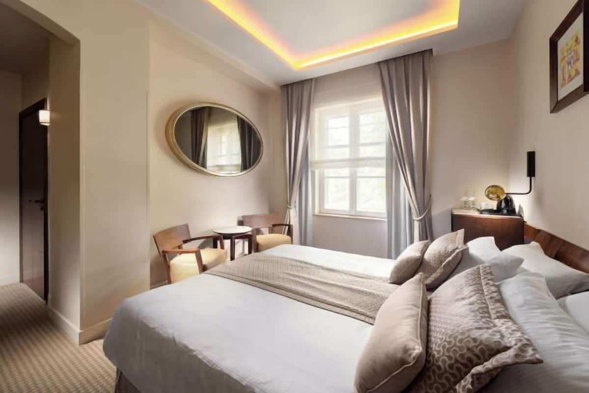 Hypo-allergenic bedding, minibar, in-room safe, desk