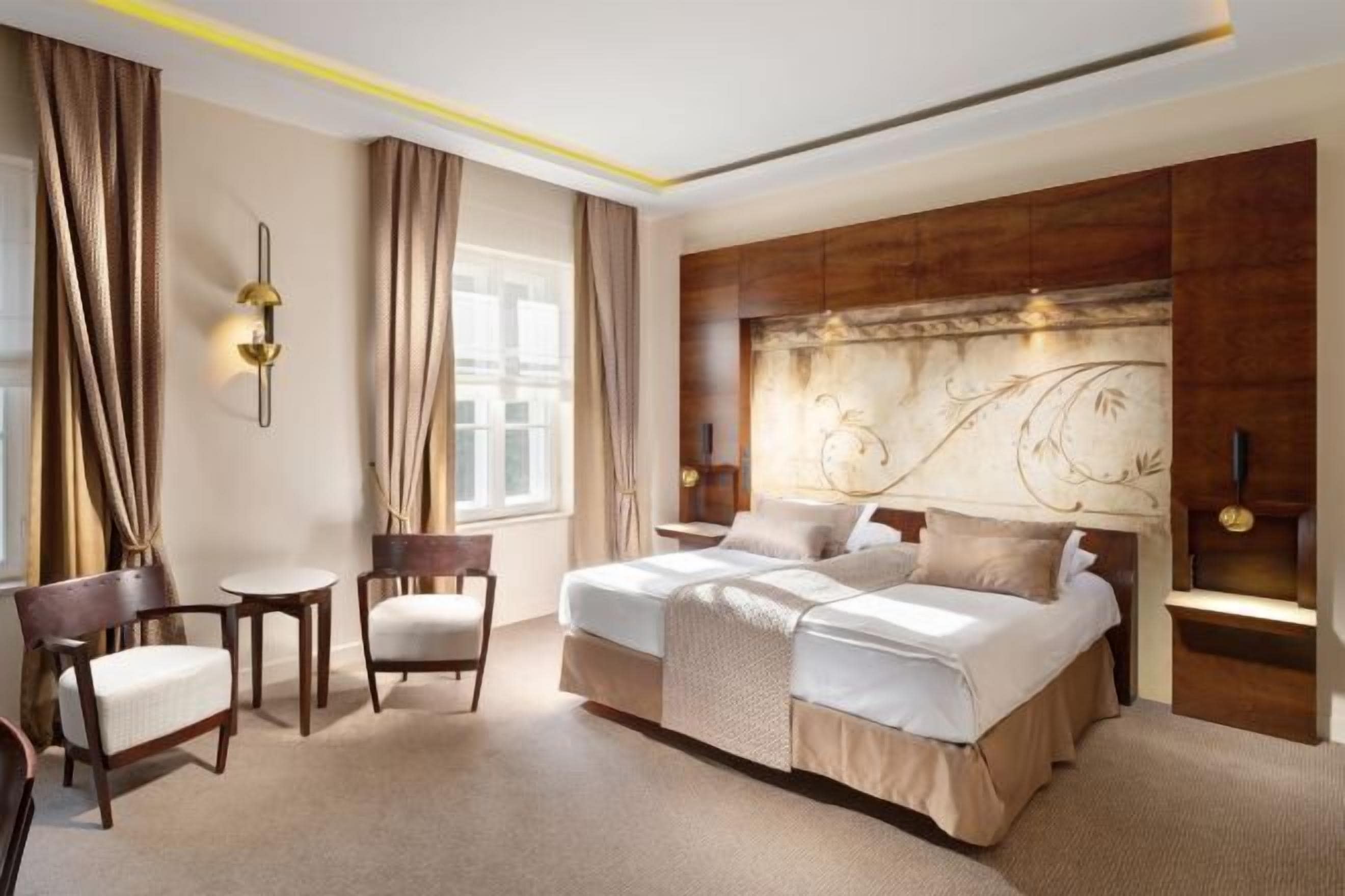 Ropa de cama hipoalergénica, minibar, caja fuerte y escritorio