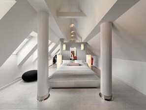 Suite estudio, 1 cama King size y sofá cama | Ropa de cama hipoalergénica y minibar 