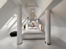 Studio Suite, 1 King Bed with Sofa bed | Hypo-allergenic bedding, minibar, in-room safe, desk