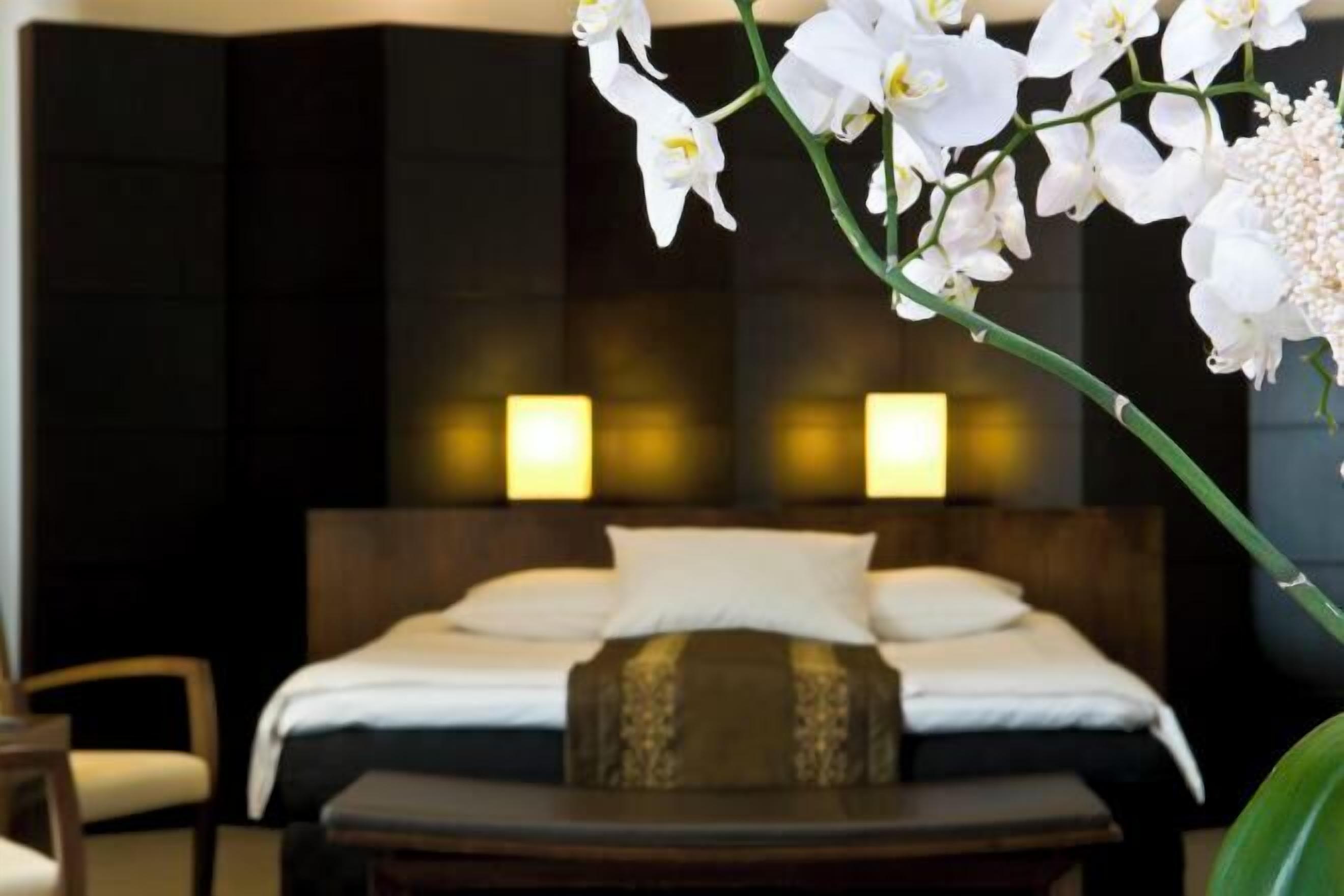 Hypo-allergenic bedding, minibar, in-room safe, desk