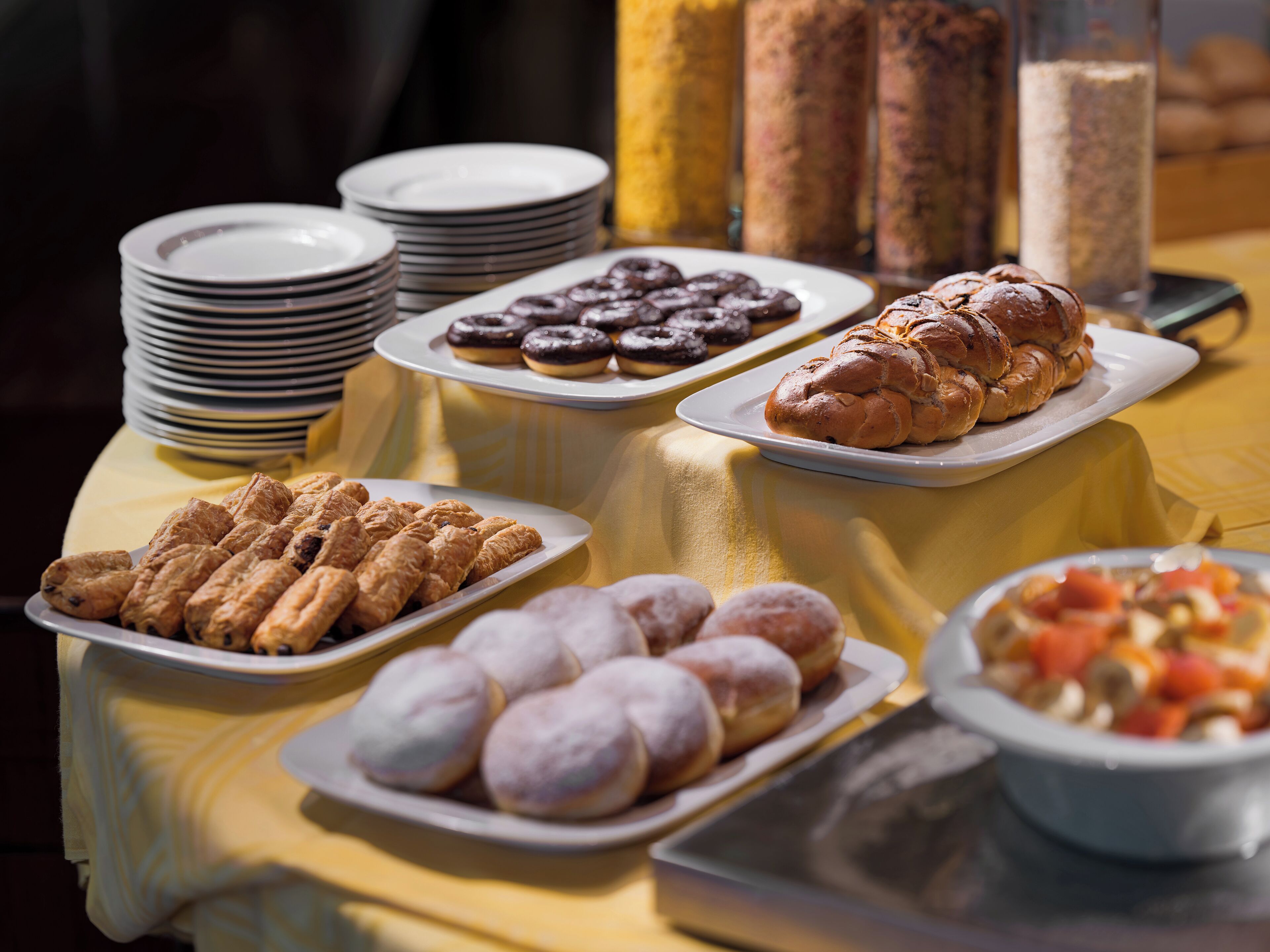 Una mesa de buffet con diversos pasteles y platos.
