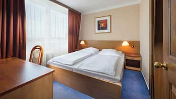Desk, free cots/infant beds, bed sheets