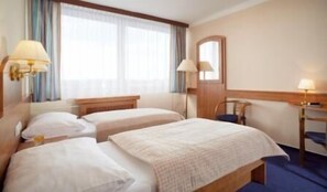 Desk, free cots/infant beds, bed sheets - Hotel Cernigov (Hradec Kralove)