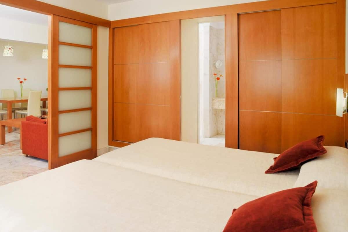 family room | minibar, in-room safe, desk, laptop workspace