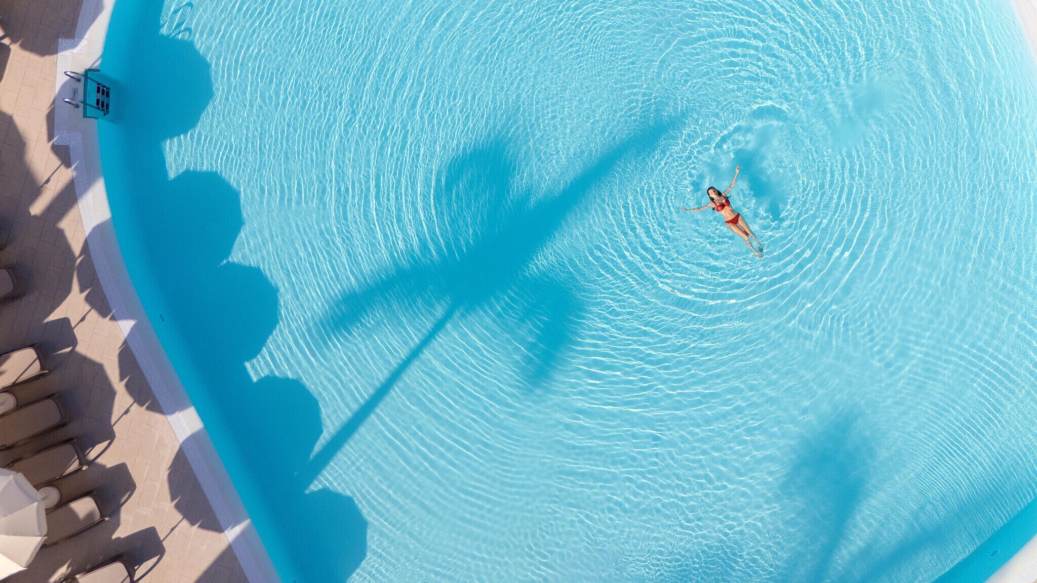 Piscine extérieure, chaises longues