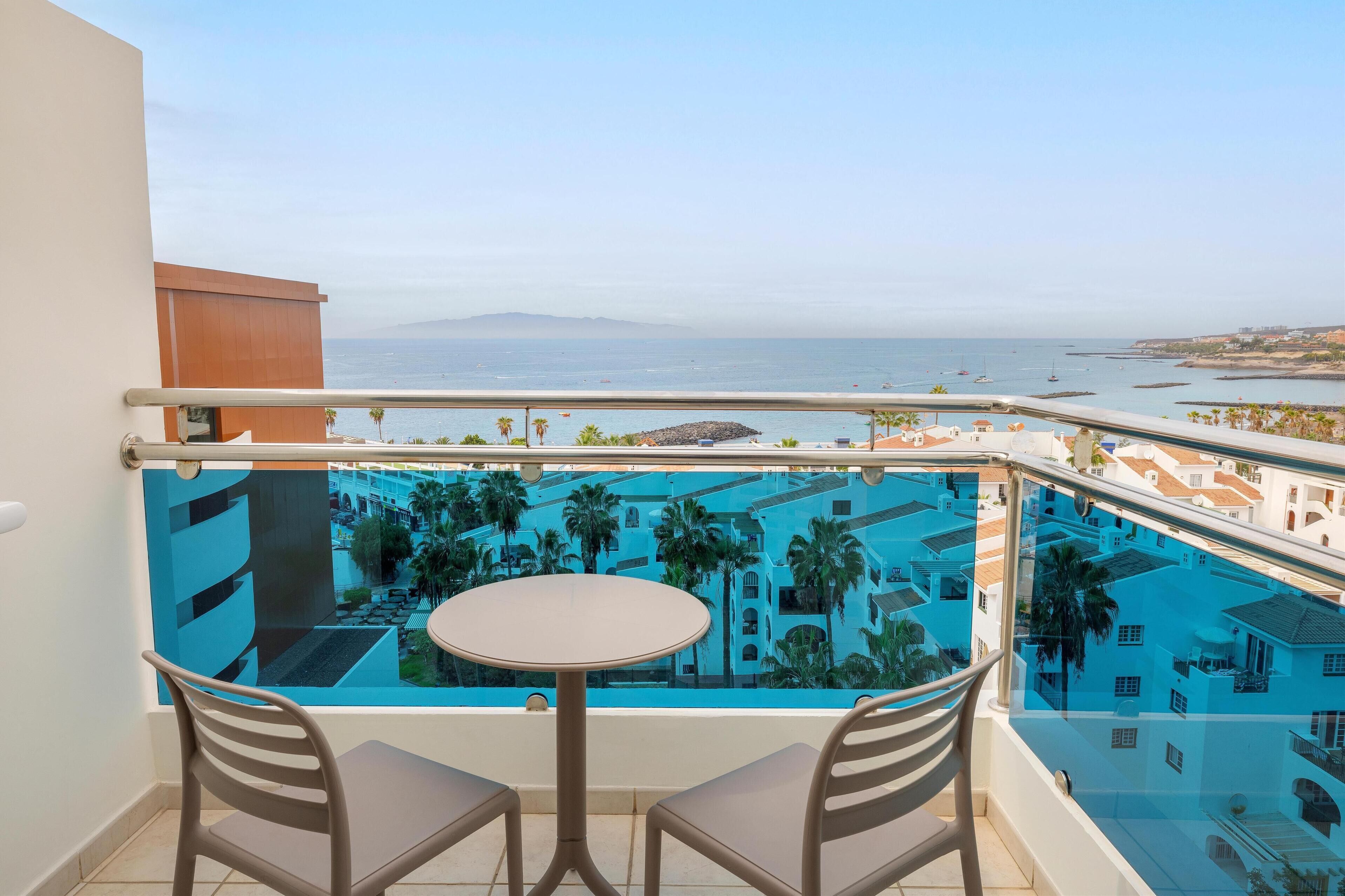 Coffres-forts dans les chambres, bureau, fer et planche à repasser