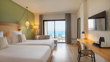 Een kluis op de kamer, een bureau, een strijkplank/strijkijzer