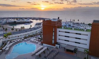 Una piscina al aire libre, tumbonas