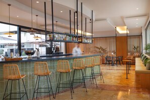2 bars/lounges, poolside bar