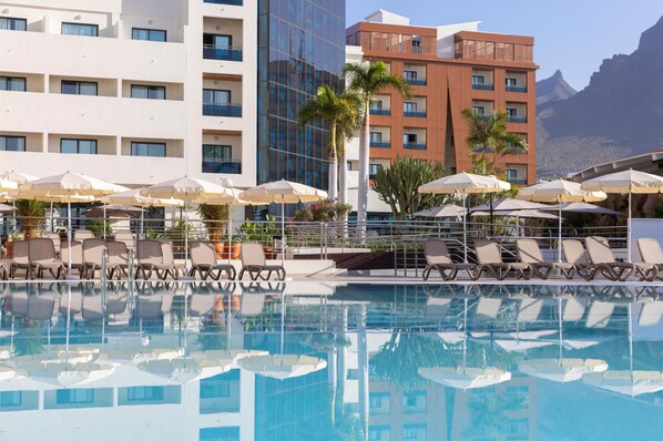 Outdoor pool, sun loungers