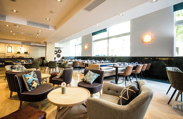 Café da manhã com buffet todos os dias (EUR 15 por pessoa)